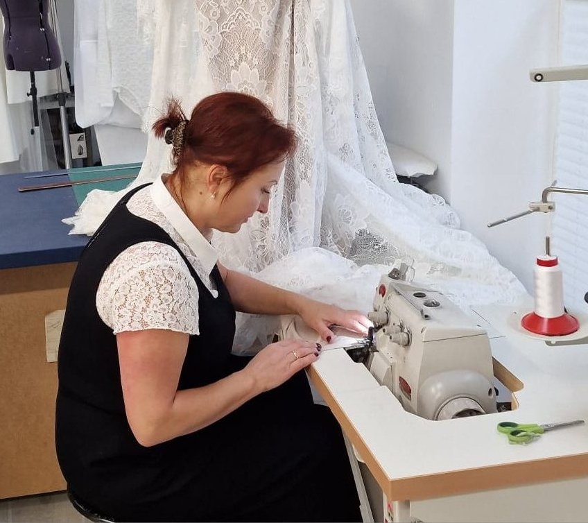 Inga Kuck mit geändertem Brautkleid an einer Schneiderpuppe